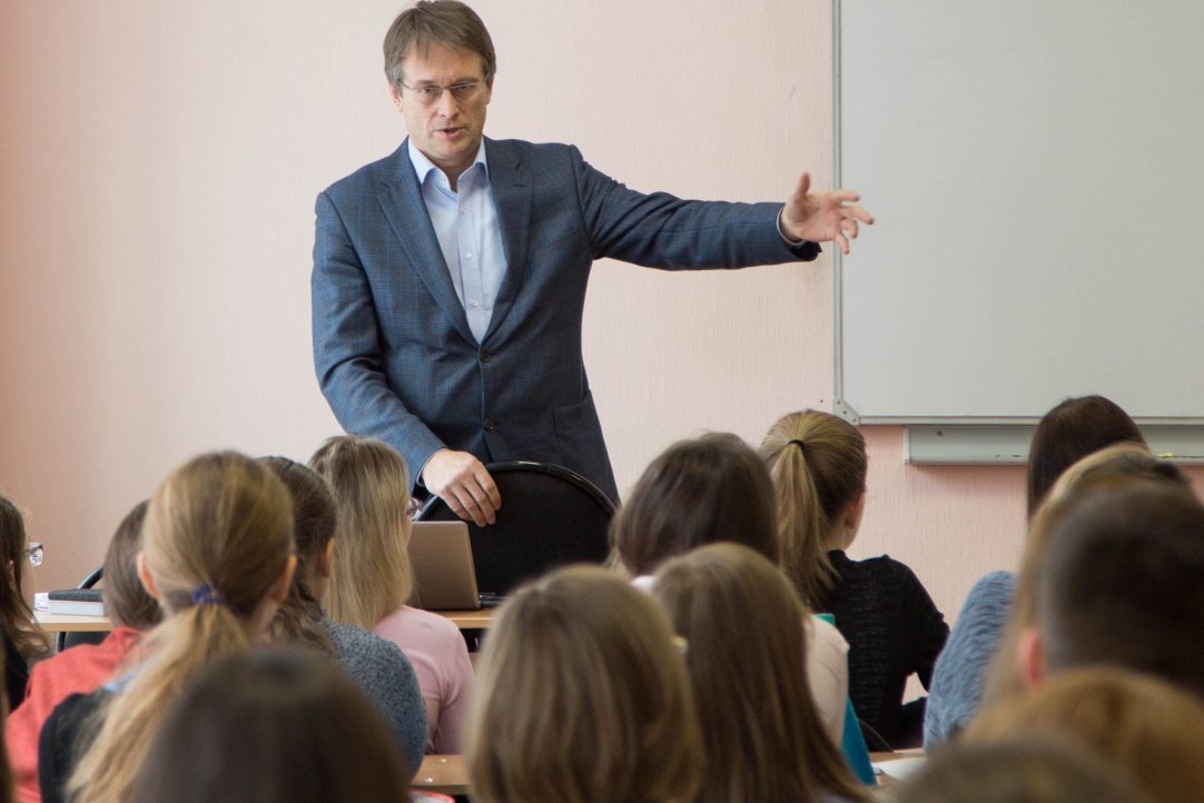 Первый проректор ВШЭ рассказал студентам, как меняется потребление алкоголя в современной России